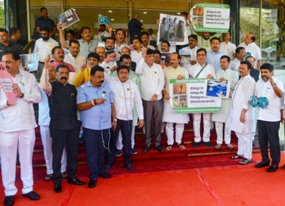 एमवीए सांसदों ने रसोई गैस की बढ़ती कीमतों का किया विरोध